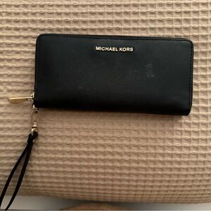 Michael kors wristlet wallet